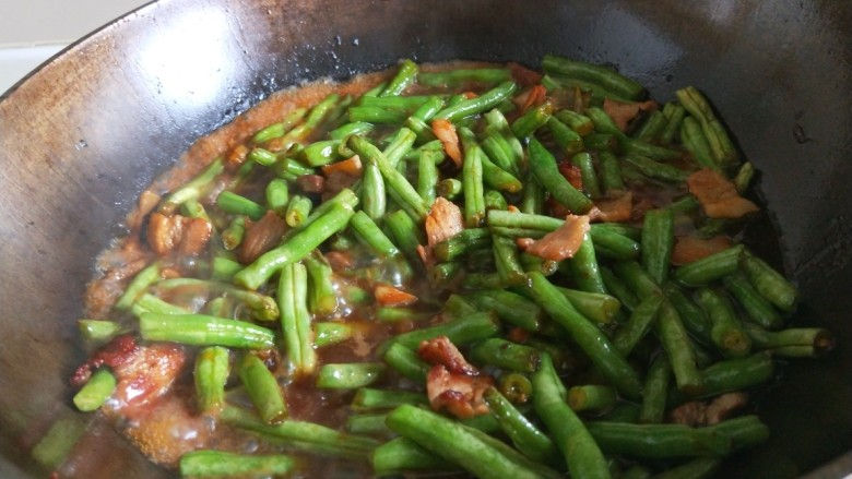 新文美食 双锅豆角焖面,水合豆角平为止。