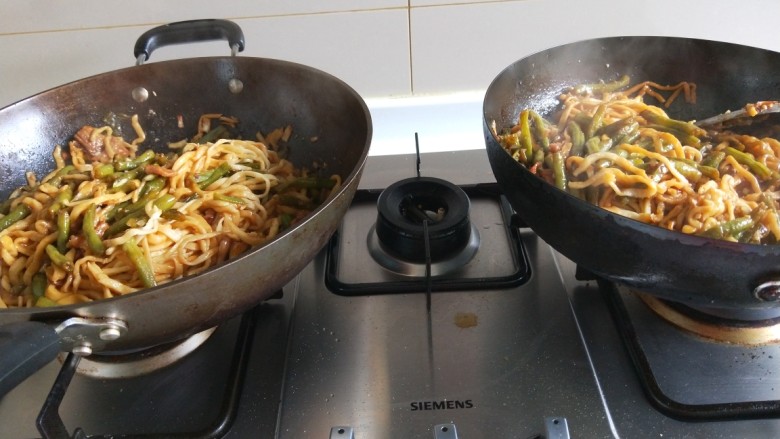 新文美食 双锅豆角焖面,出锅同时倒入调好的汁搅拌均匀即可。