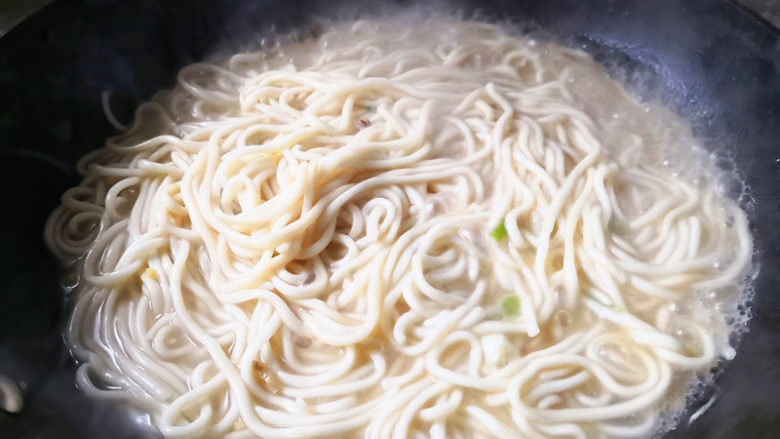 混汤面,再把原来煮面条的汤舀几勺添加到面条里,再加入适量热水,把面条完全煮熟。