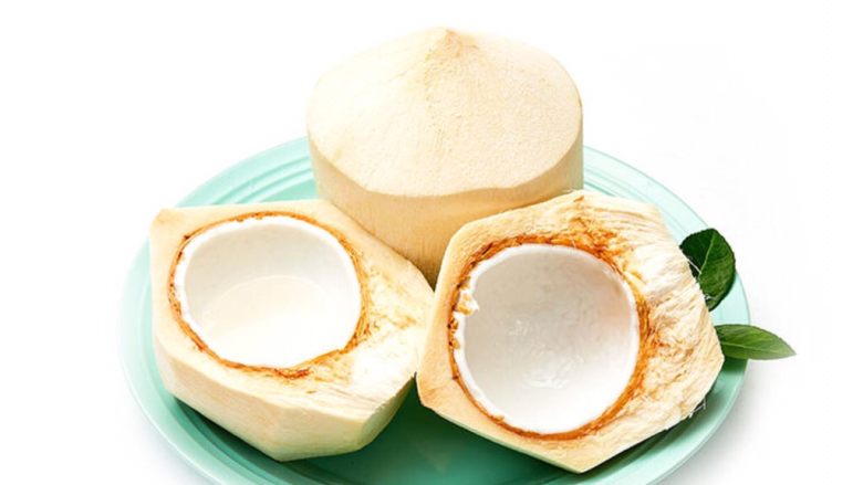 鲜榨椰子汁
Fresh Coconut Juice,先把椰汁倒入搅拌机里，