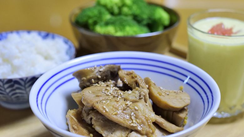 日式梅肉片煮杏鲍菇,起锅撒上白芝麻。