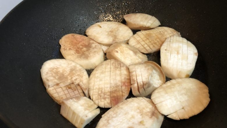 日式梅肉片煮杏鲍菇,就利用煎肉剩下的有,将杏鲍菇两面均煎至边缘略带焦黄。
