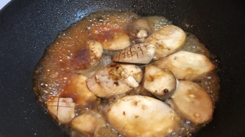 日式梅肉片煮杏鲍菇,加入1勺生抽,再加刚没过杏鲍菇的水,加盖略煮。