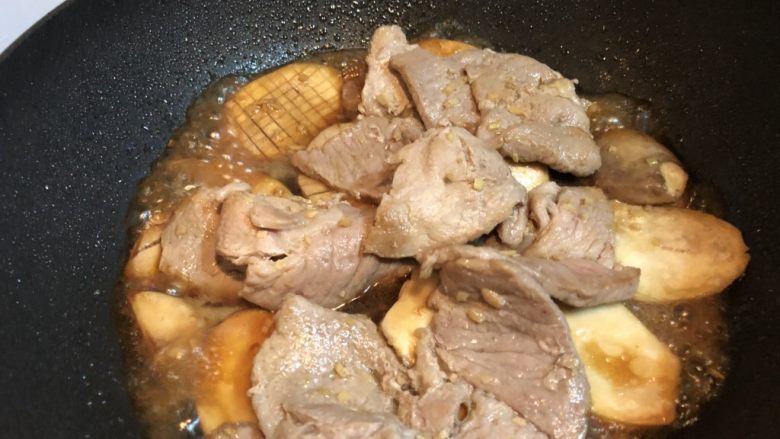 日式梅肉片煮杏鲍菇,汤汁收了一半时,将肉片倒入,翻拌均匀后再加盖煮一分钟左右。