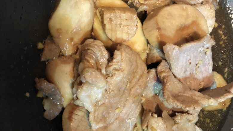 日式梅肉片煮杏鲍菇,汤汁不要受太干,即可关火。
