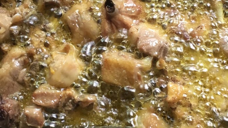 家常川菜土豆烧鸡,倒入鸡肉大火炒至两面金黄,加入2勺料酒去腥。然后盛出备用,油就在锅里。