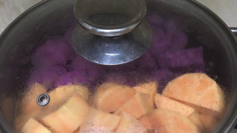 芋圆,<a style='color:red;display:inline-block;' href='/shicai/ 2643'>紫薯</a>和<a style='color:red;display:inline-block;' href='/shicai/ 2585'>红薯</a>削皮，切块，蒸25分钟