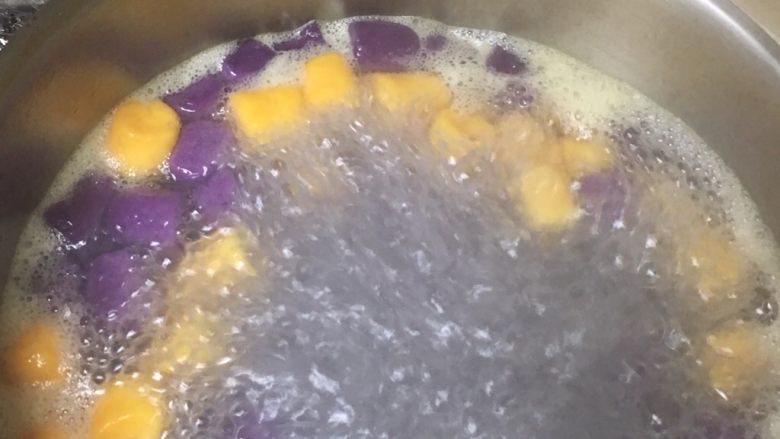 芋圆,芋圆下沸水煮15分钟，闷5分钟，放入凉水备用
<a style='color:red;display:inline-block;' href='/shicai/ 5163'>西米</a>煮15分钟，中间有白芯时捞起放入凉水，再烧水煮沸，放入<a style='color:red;display:inline-block;' href='/shicai/ 5163'>西米</a>，直至透明捞起，放入凉水备用