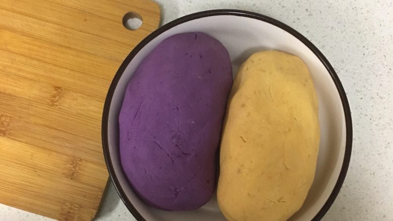 芋圆,揉搓成面团，至不粘手、不松散即可 (喜甜可在和面过程中加入适量<a style='color:red;display:inline-block;' href='/shicai/ 869'>白砂糖</a>)