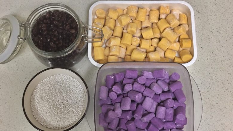 芋圆,搓条，切块，裹上适量木薯粉防粘 (一次吃不完，可放到冰箱冷冻层保存)