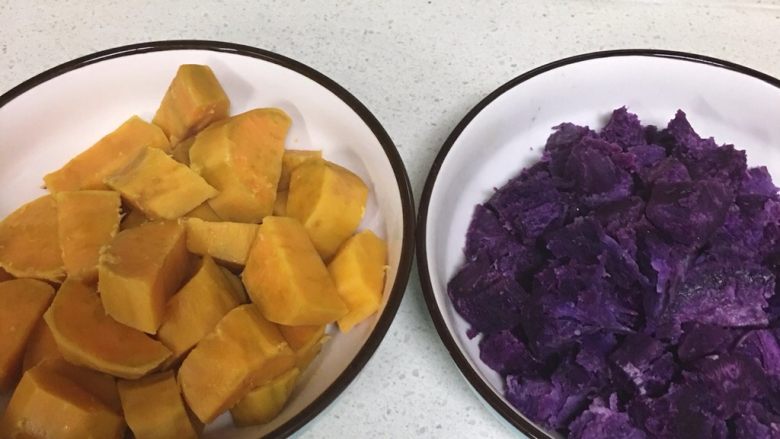 芋圆,捣成泥，按红薯/紫薯：木薯粉=1:1 的比例加入适量水