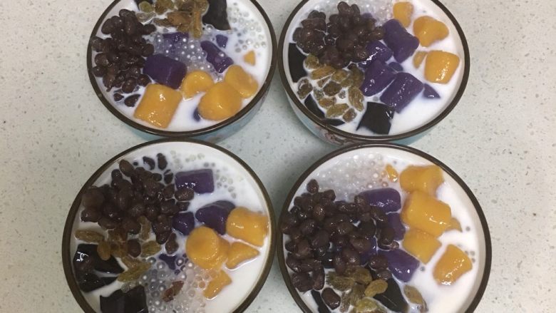 芋圆,加入适量西米、<a style='color:red;display:inline-block;' href='/shicai/ 219'>牛奶</a>、白砂糖(炼乳)、<a style='color:red;display:inline-block;' href='/shicai/ 3614'>蜜豆</a>、<a style='color:red;display:inline-block;' href='/shicai/ 4671'>龟苓膏</a>、<a style='color:red;display:inline-block;' href='/shicai/ 603'>葡萄干</a>等辅料和芋圆即可