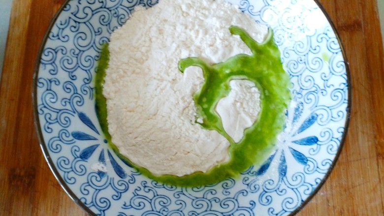 手抓饼,盆里放入<a style='color:red;display:inline-block;' href='/shicai/ 519'>面粉</a>,加入榨好的蔬菜汁