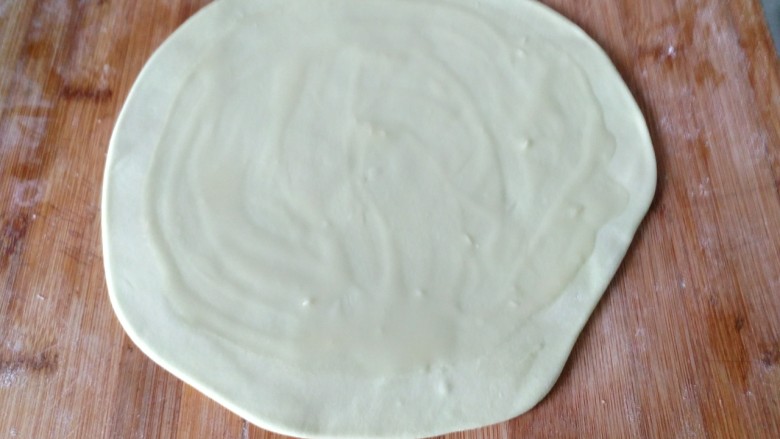 手抓饼,擀成饼,抹上一层油酥
