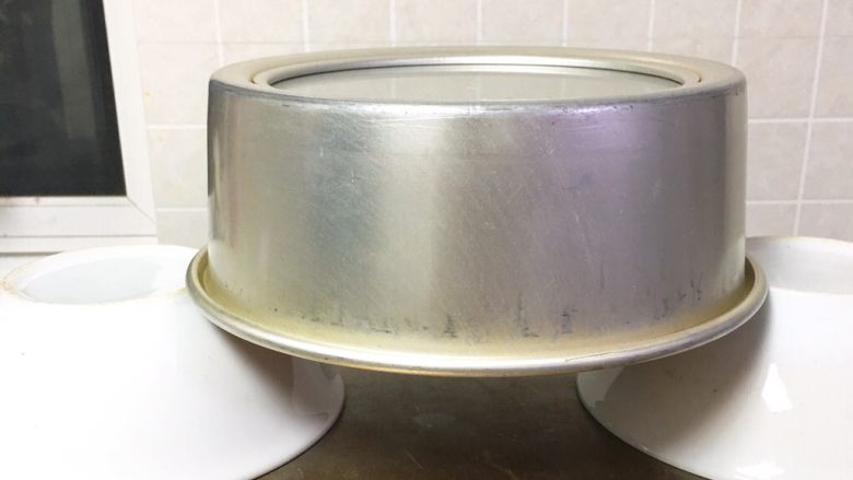 8寸鱼松戚风蛋糕,烤完后立即倒扣,三小时后再脱模。