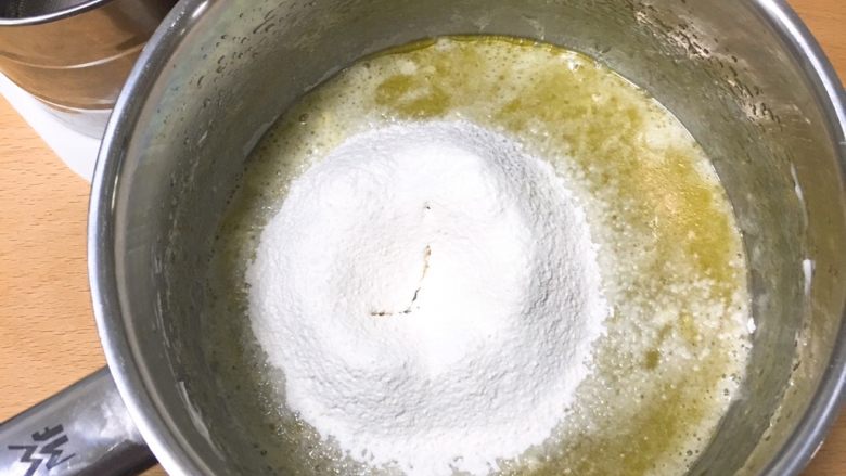 8寸鱼松戚风蛋糕,备用的蛋黄盆,用打蛋器低速搅拌均匀后,过筛低筋粉。