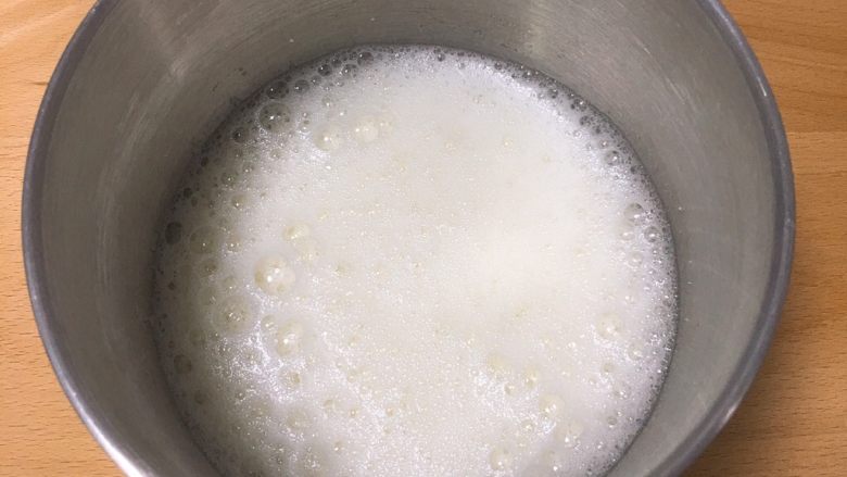 8寸鱼松戚风蛋糕,用打蛋器高速搅打30圈,出现鱼眼泡后加入30克细砂糖。