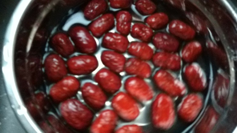新文美食 玉米发糕,<a style='color:red;display:inline-block;' href='/shicai/ 2470'>红枣</a>提前两小时泡软。