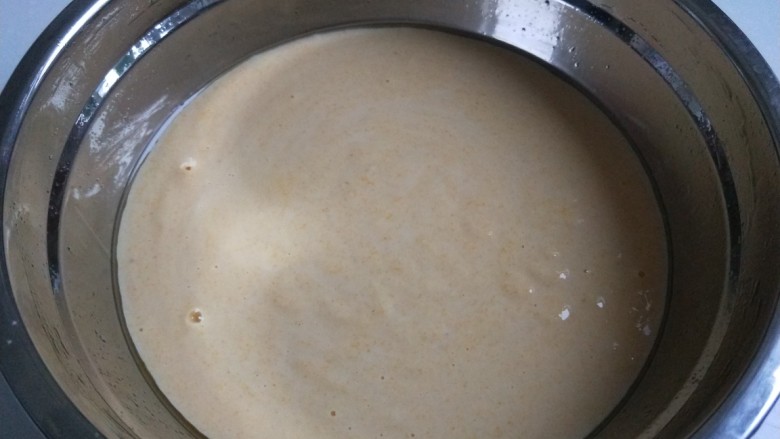 新文美食 玉米发糕,倒入盆中搅拌成糊状。