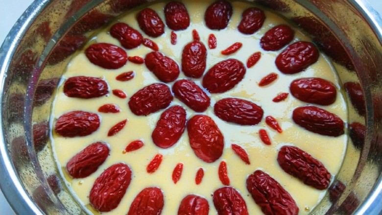 新文美食 玉米发糕,在摆放适量<a style='color:red;display:inline-block;' href='/shicai/ 673'>枸杞</a>,蒸锅放入水烧50度关火,放入面糊盖好大酵。