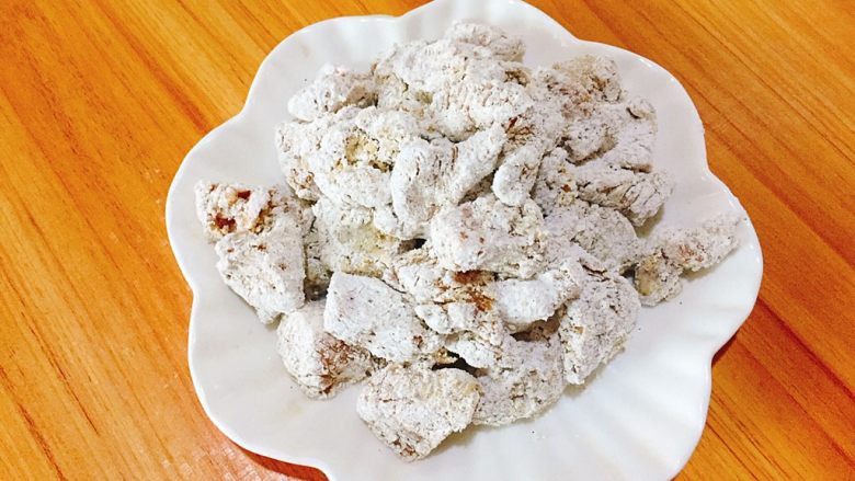 家庭版+盐酥鸡,将腌好的鸡肉放入滚一圈,沾上红薯粉