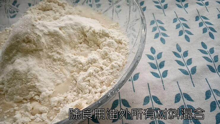 葱香芝士面包,倒入<a style='color:red;display:inline-block;' href='/shicai/ 156925'>水</a> 边搅拌边倒入<a style='color:red;display:inline-block;' href='/shicai/ 156925'>水</a>