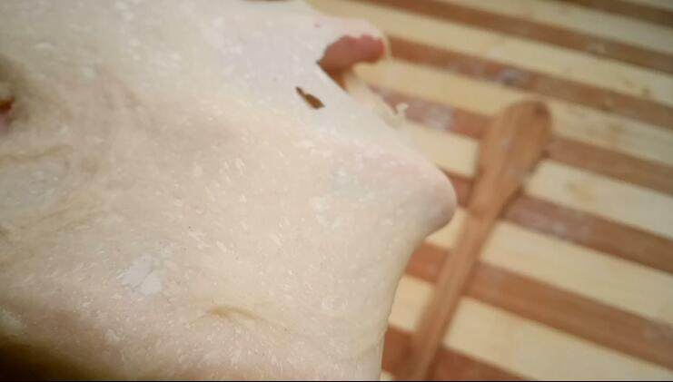 葱香芝士面包,即如图所示 揉出薄膜