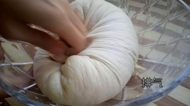 葱香芝士面包,开始排气 这时候我们拉起会看到蜂窝状的面团