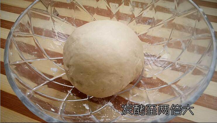 葱香芝士面包,放到一个大碗中 盖上保鲜膜发酵1小时
