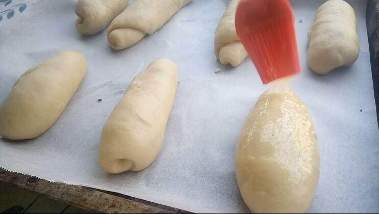 葱香芝士面包,放入烤盘中 间隔大一些 刷上全蛋液