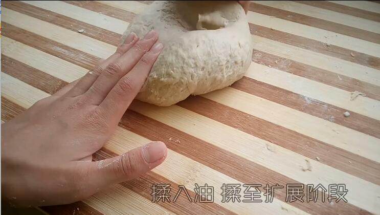 葱香芝士面包,加入食用油或无盐黄油揉至扩展阶段 