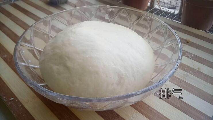 葱香芝士面包,发酵好了 手指沾上些许面粉戳进发好的面团中 不回缩就发好了