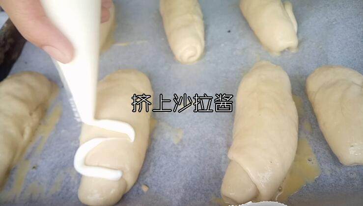 葱香芝士面包,挤上沙拉酱