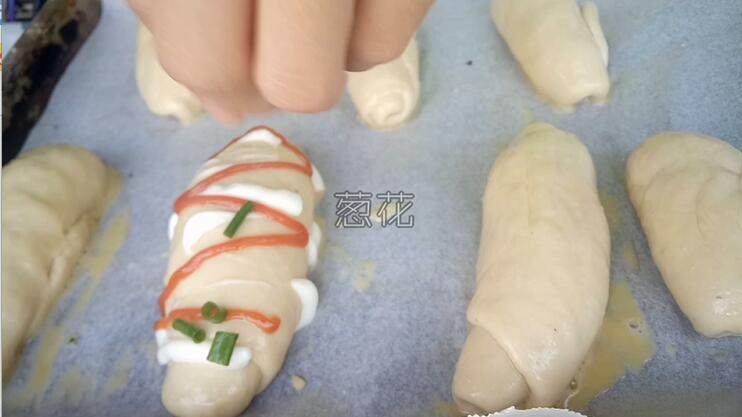 葱香芝士面包,撒上切好的葱花