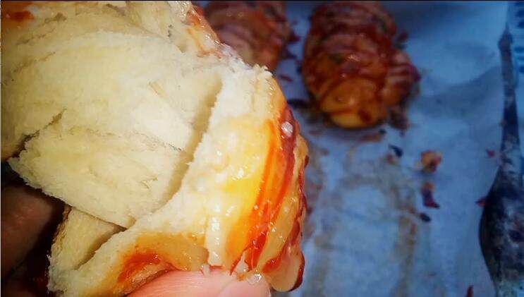 葱香芝士面包,从中间掰开看 也还挺不错的呢~