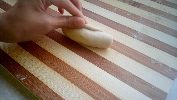 葱香芝士面包,将收口捏紧 稍稍搓长些