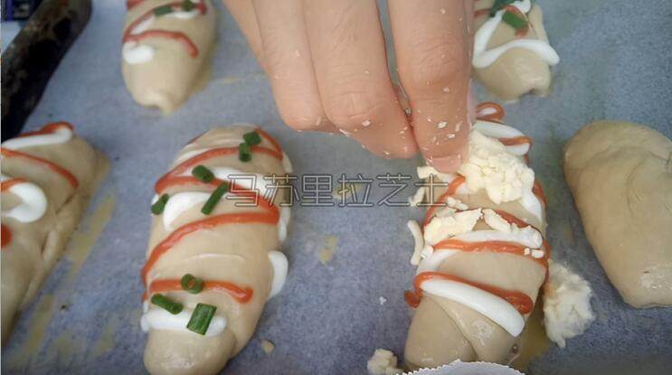 葱香芝士面包,撒上马苏里拉芝士 没有可以不放