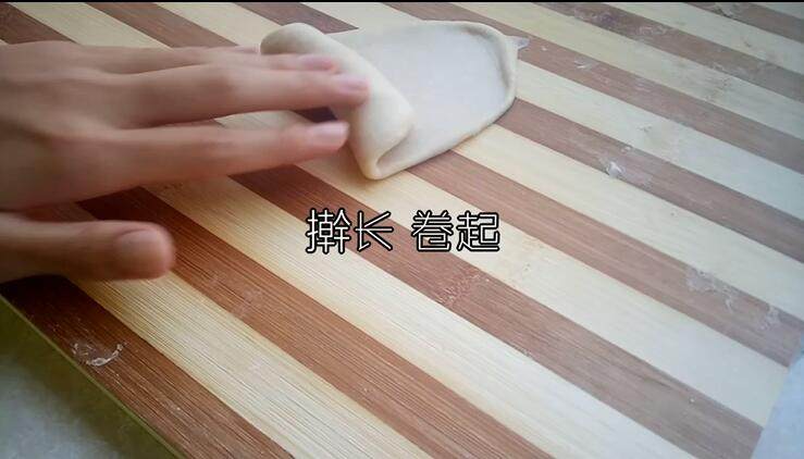 葱香芝士面包,从下往上卷起