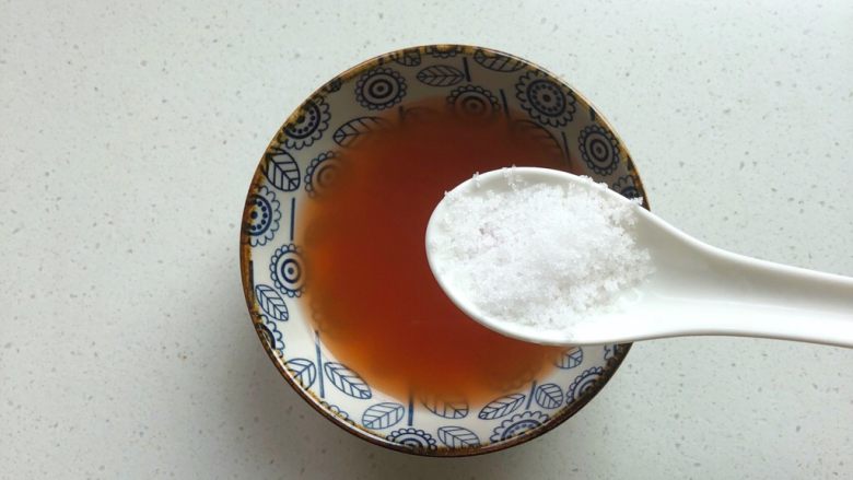 茄汁豆腐,先调茄汁酱汁:2勺番茄酱➕半碗清水加半汤匙白糖