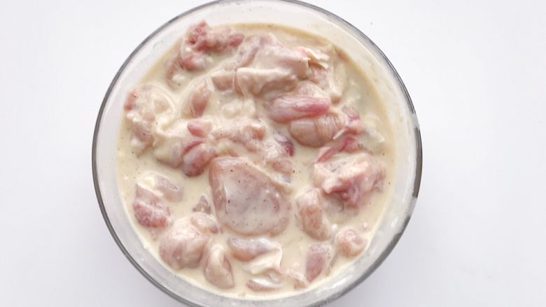追剧必备:韩式炸鸡块,
加入所有的调味品之后搅拌均匀腌制一个小时以上