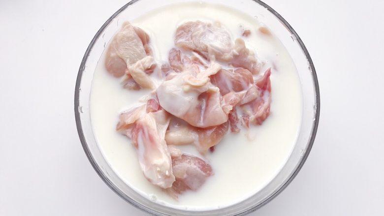 追剧必备:韩式炸鸡块,
倒入牛奶(这里用牛奶一是为了增加鸡块的奶香 二是为了去腥)