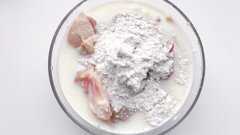 追剧必备:韩式炸鸡块,
倒入面粉(面粉内加些淀粉会更加容易贴附)