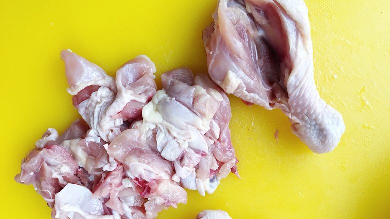 追剧必备:韩式炸鸡块,食材处理一:
琵琶腿冲洗干净后去骨切成小块备用(去骨用剪刀剪开比较容易处理)