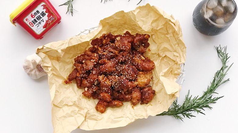 追剧必备:韩式炸鸡块,
最后撒入适量熟芝麻就可以食用啦
小桌子小板凳预备
一份韩式炸鸡一杯冰镇可乐或者冰镇啤酒才能组建最强CP
最近大热的《延禧攻略》终于可以好好追剧啦