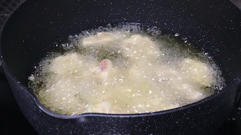 追剧必备:韩式炸鸡块,食材处理三:
油锅烧热倒入一升色拉油烧至七成热下入腌好的鸡块