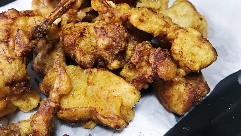 追剧必备:韩式炸鸡块,
将炸好的鸡块捞出沥干油份放凉