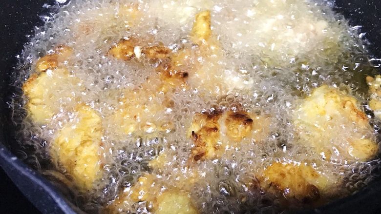 追剧必备:韩式炸鸡块,
重新复炸一次 外酥里嫩的鸡块就炸好了