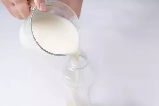 气球布丁,布丁混合物放在常温下晾凉,倒入尖叫水瓶。(尖叫的瓶口真的非常适合给小气球灌水,试过矿泉水瓶、注射器都不好用。)
