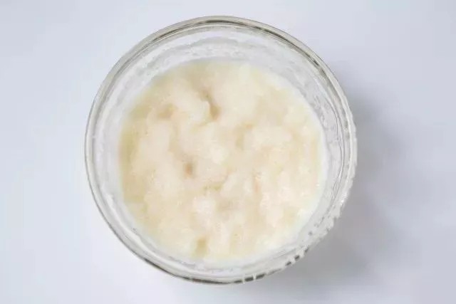 气球布丁,吉利丁粉用50g<a style='color:red;display:inline-block;' href='/shicai/ 219'>牛奶</a>（常温，或者冷藏的<a style='color:red;display:inline-block;' href='/shicai/ 219'>牛奶</a>更佳，以免影响凝固效果），泡软备用。