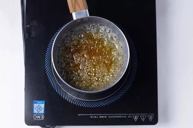 气球布丁,在锅里倒入80g白砂糖和50g水,先大火把糖融化(此时不要搅拌),再转中火,搅拌熬至全部融化。尽量熬得稀一点,放在一边晾凉。(晾凉的步骤很重要,如果不是常温<a style='color:red;display:inline-block;' href='/shicai/ 10083'>焦糖</a>,会把布丁烫坏掉)。